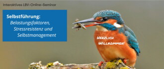 Ein Foto von einem Eisvogel, der auf einem Ast sitzt und einen Käfer im Schnabel hat. Daneben steht "Interaktives LBV-Online-Seminar" und ein weißer Text im blauen Kasten: Selbstführung - Belastungsfaktoren, Stressresistenz und Selbstmanagement