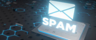 Der Schriftzug "Spam" leuchtet über einer Computerplatine auf. Weitere verbundene Hexagone leuchten blau.