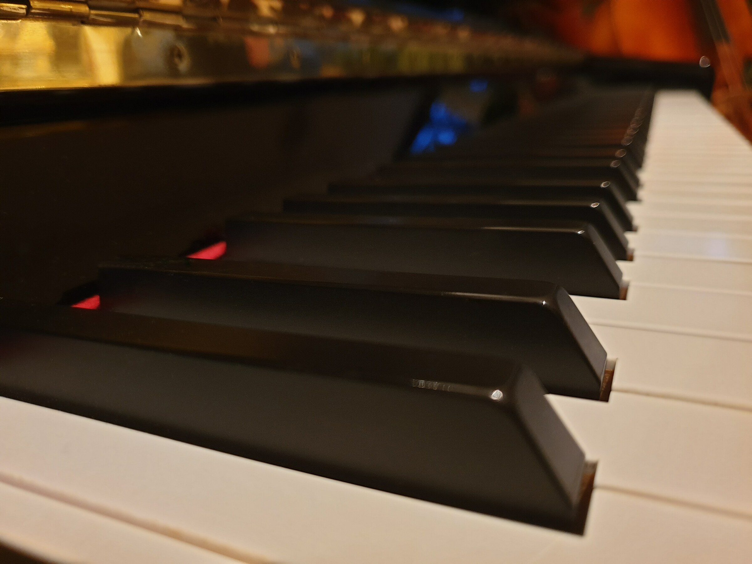 Klaviertastatur mit einem Bass im Hintergrund