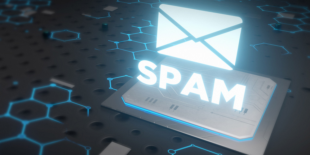 Der Schriftzug "Spam" leuchtet über einer Computerplatine auf. Weitere verbundene Hexagone leuchten blau.