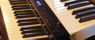Zwei Digiale Pianos übereinander: Oben liegt ein kleineres Keyboard, unten ein Stagepiano mit 88 Tasten und Hammermechanik.
